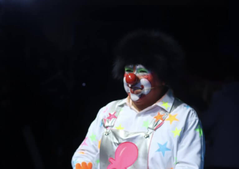 El payaso Chuponcito en su presentación en la Feria de Pinal de Amoles.