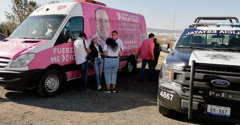 Denuncia candidato de Fuerza por México robo de coche y equipo de su personal de comunicación