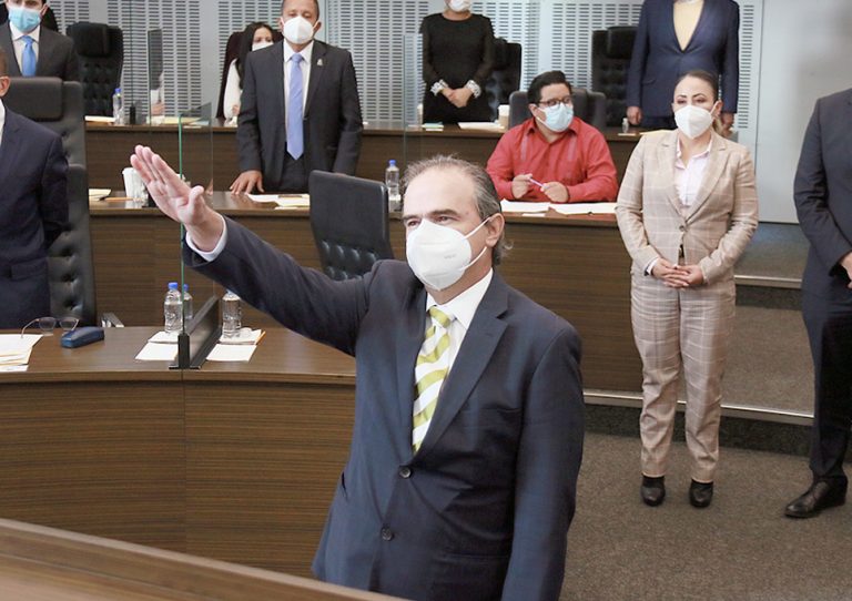 Designan a exempleado del gobernador como auditor del estado