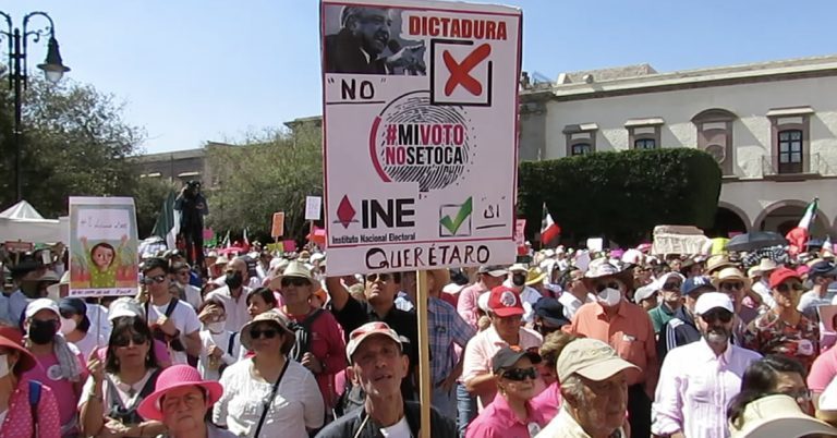 Fueron a “defender” la democracia y entre sus consignas gritaron: “¡Fuera AMLO!”