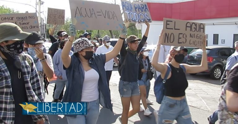 “¡Kuri entiende, el agua no se vende!”, marchan en Querétaro contra ley de agua