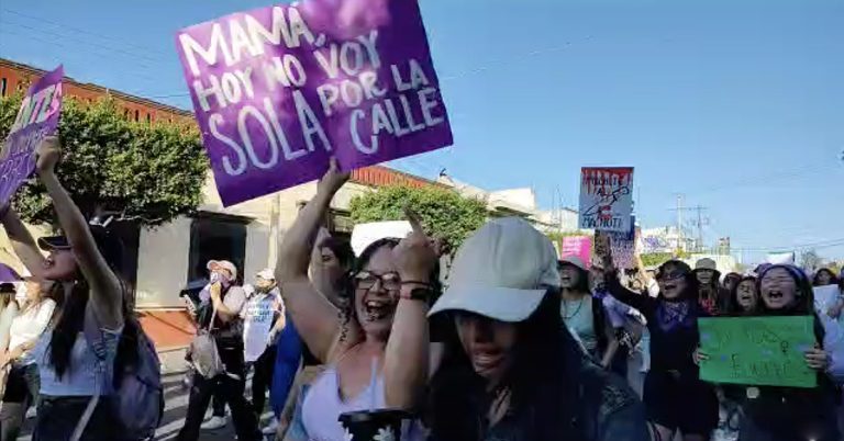 Marchan mujeres en Querétaro, San Juan del Río, en la Sierra…