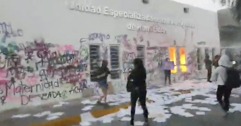 Mujeres prenden fuego en Fiscalía de Investigación de Feminicidio de Querétaro