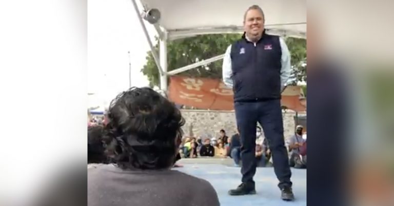 ¿Por qué se ríe? Preguntan al director de transporte tras reportarle un mal servicio