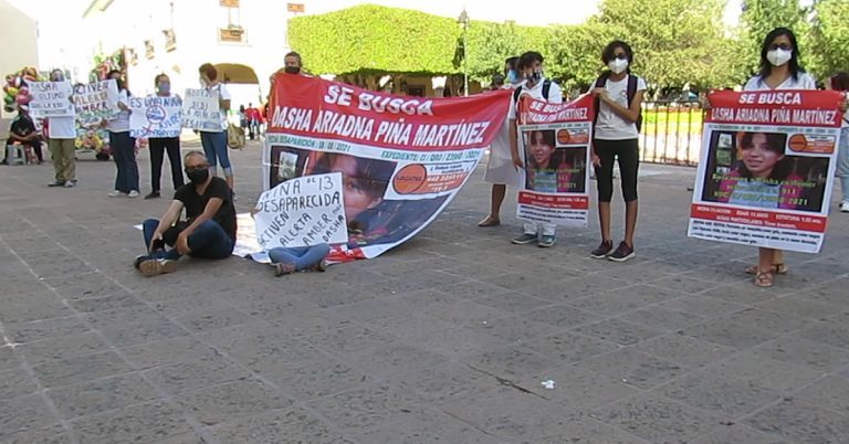 Protestan afuera de la oficina del gobernador de Querétaro por la desaparición de Dasha