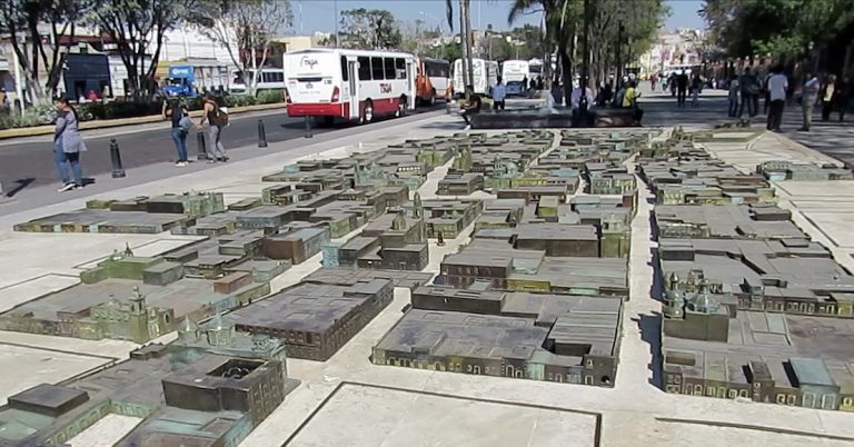 Querétaro no tiene “Estela de Luz”, pero sí una maqueta de bronce de 9 millones de pesos
