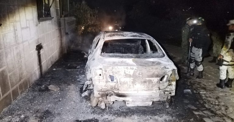 Reportan que sujetos incendiaron su auto tras escapar de ellos