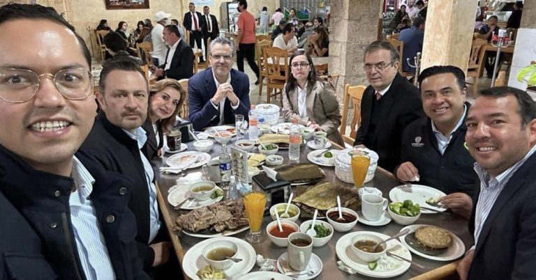 Se deja “apapachar” por los más prominentes panistas queretanos