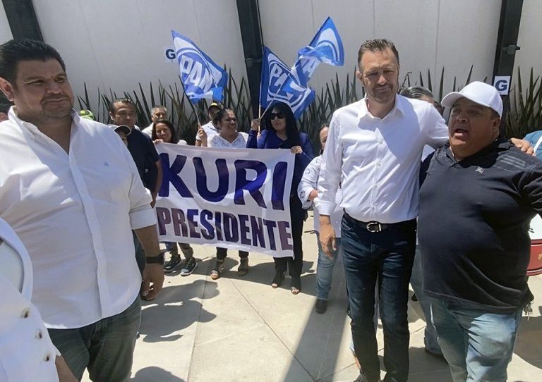 Se ve, se siente, Kuri Presidente, gritó un grupo de personas que recibió al gobernador en un acto del PAN.
