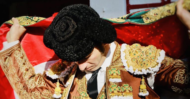 Torero que tildó de “mentirosos” a defensores de animales es corneado en el rostro