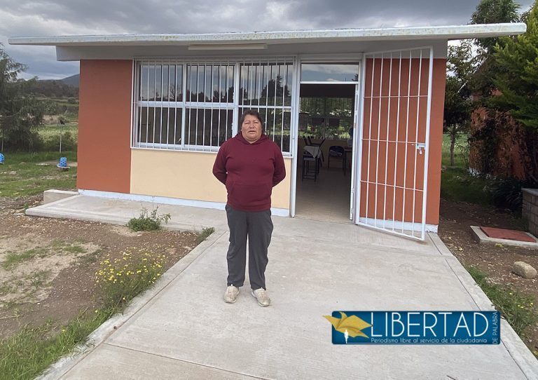Exhiben aula de 742 mil pesos en localidad indígena de Querétaro