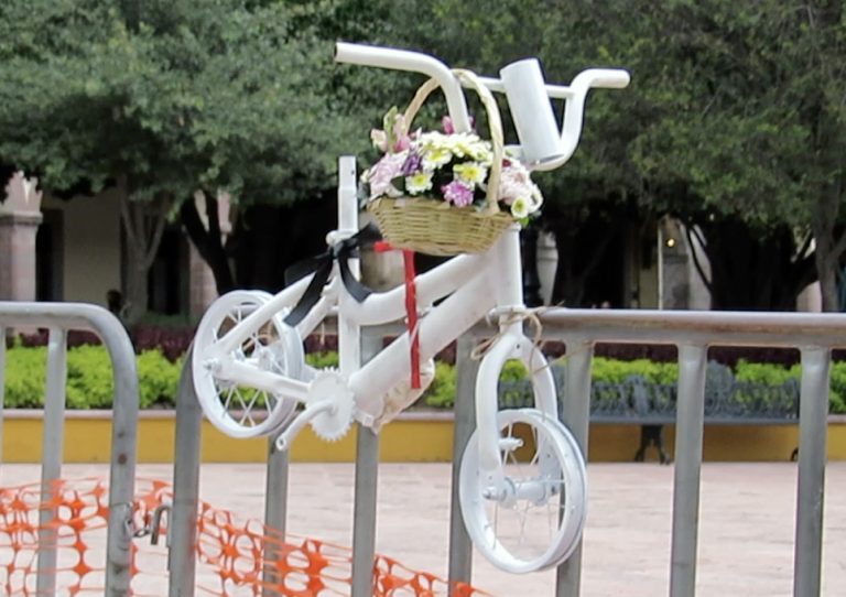 Fallece otro ciclista en Querétaro, ahora al caer en la abertura de una obra municipal