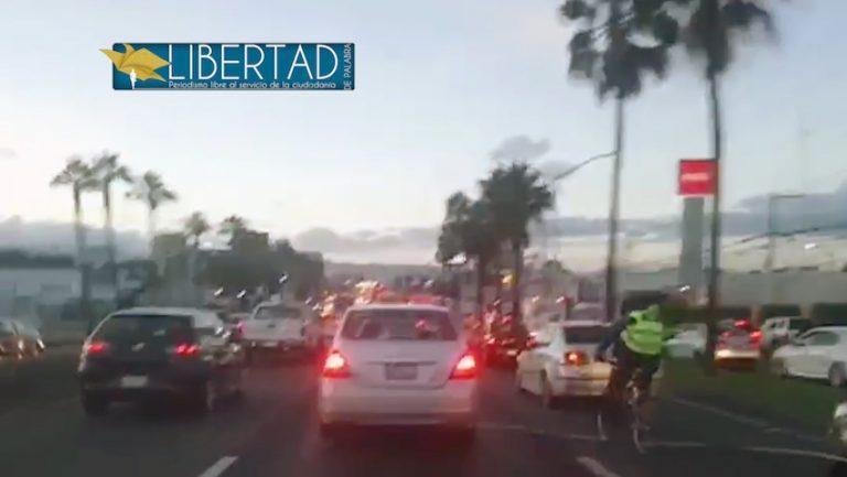 Va en bicicleta rebasando en carriles centrales de 5 de Febrero #Lamitaddetráfico