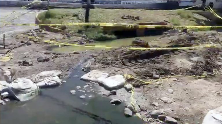 Vecinos bloquean vialidad para que les arreglen fuga de aguas negras que lleva casi 1 mes en su colonia