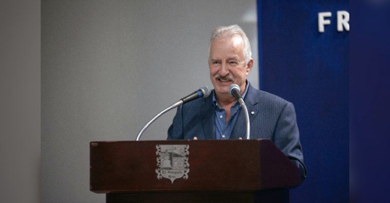 Ofrecen 8 mil al mes a médicos en El Marqués, donde el alcalde, Enrique Vega, gana 10 veces más