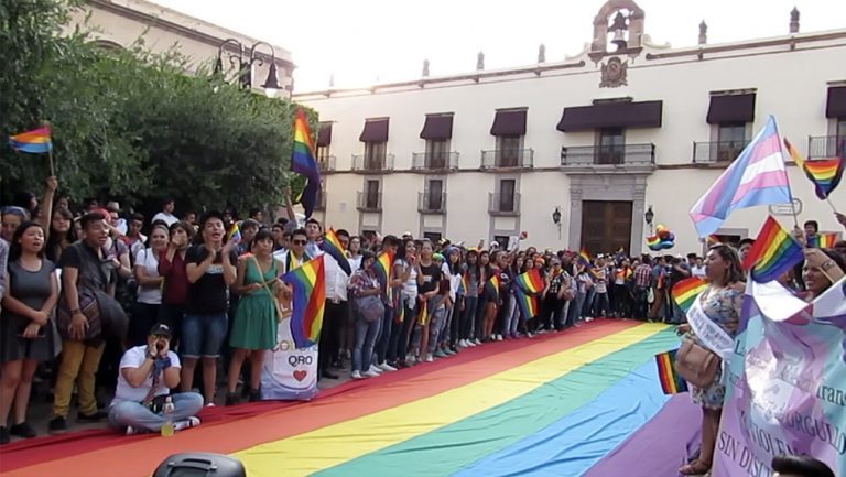 Querétaro castiga las terapias de conversión