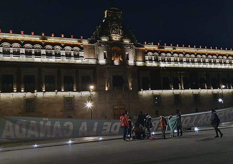 Protestan afuera de Palacio Nacional, en defensa de los Cerros de La Cañada
