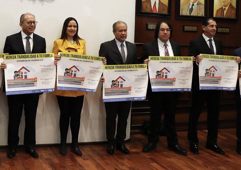 Hace un año posaban para la foto y ahora la Fiscalía a su cargo informa que lo detuvo
