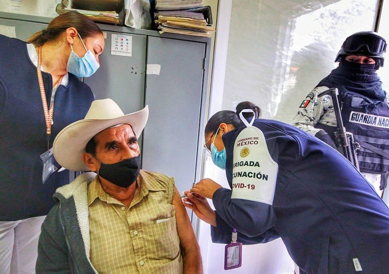 Comienza vacunación a adultos mayores de la Sierra de Querétaro